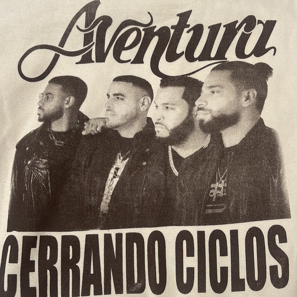 AVENTURA Cerrando Ciclos  Tour 2024 Cream   Color size LARGE Graphic  T Shirt